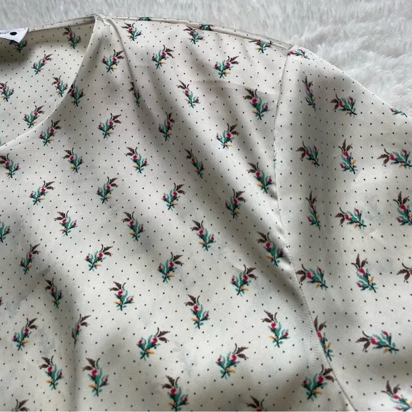 Zara crop satin keyhole cutout long sleeve floral and polka dot cream blouse - Picture 5 of 7